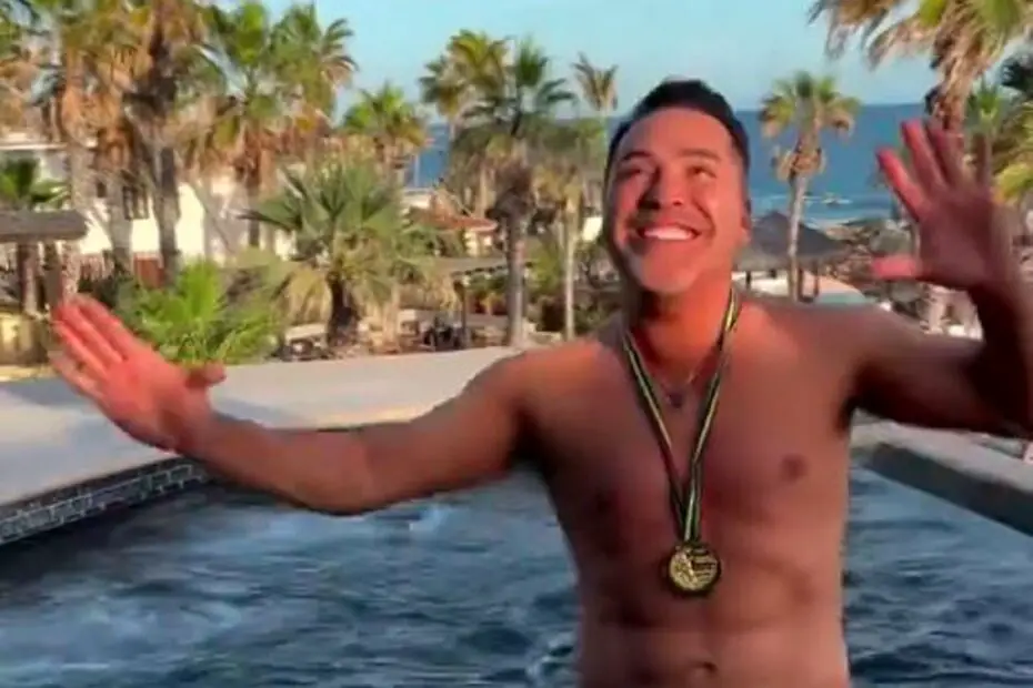 Oscar De La Hoya Bragging With His Olympic Gold Medal