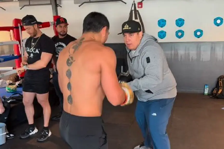 Watch Teofimo Lopez Coached by Canelo Coach Eddy Reynoso