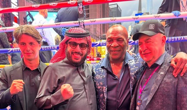 Mike Tyson Reaction To Times Square New York Fatal Fury Fights 3 wr545