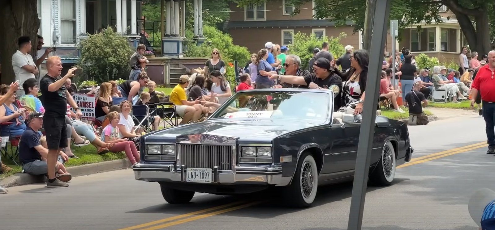 Photos: Pacquiao, Morales and Fellow 2025 Boxing Hall Of Fame Inductees In Classic Vintage Car Parade In New York 5 35y5y